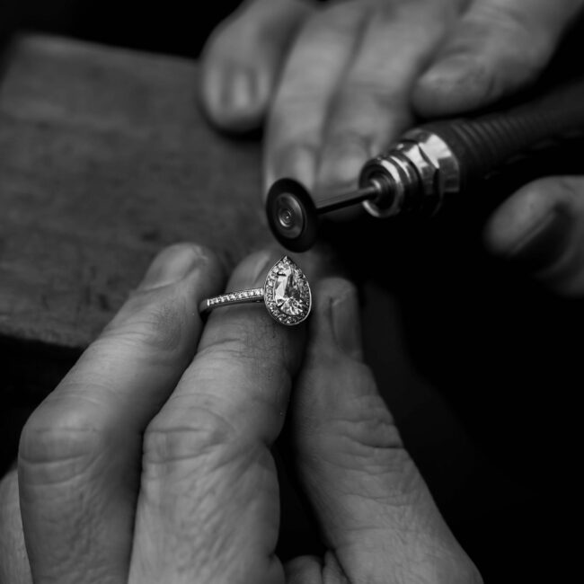 atelier-de-haute-joaillerie-fabrication-bague-diamant-poire-nion-joaillerie-brest-bretagne-sur-mesure
