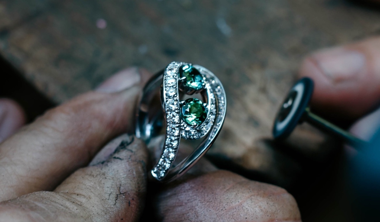 Étape de fabrication de votre bijou sur-mesure créée dans notre atelier. Bague symbolisant une famille, diamants, tourmalines vertes et or blanc palladié.